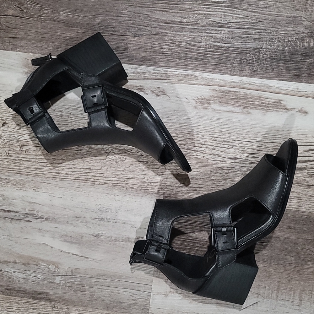 Nicole sandals